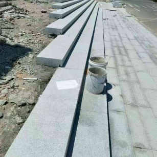 长春 芝麻白整石台阶，施工现场