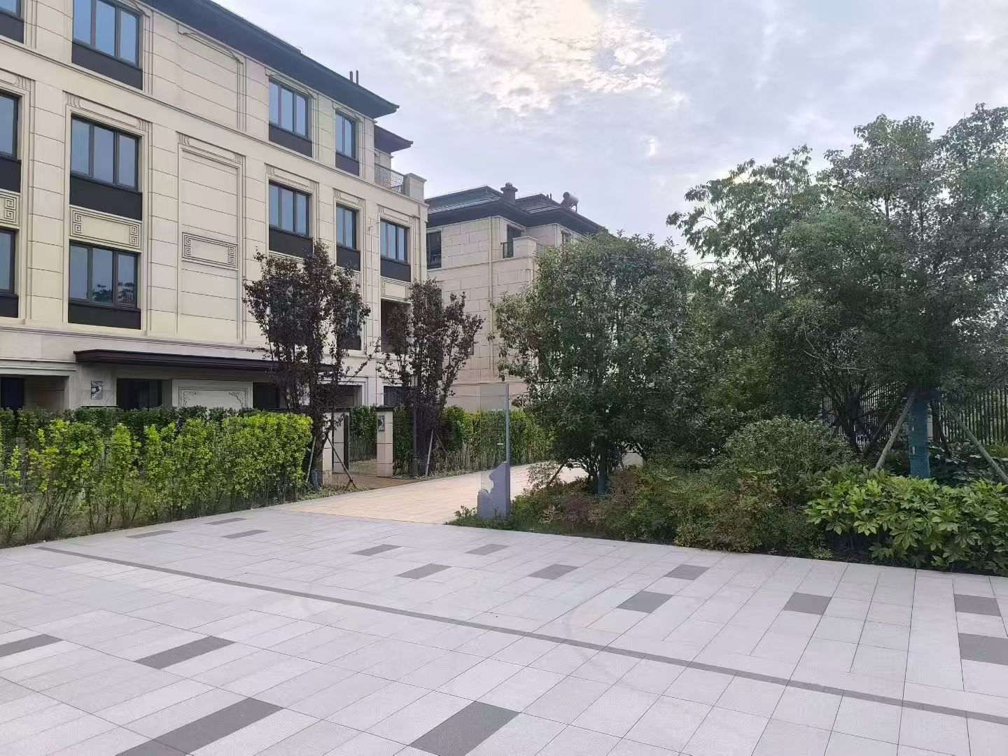 长春 芝麻白与芝麻白搭配铺装，尺寸1200*600