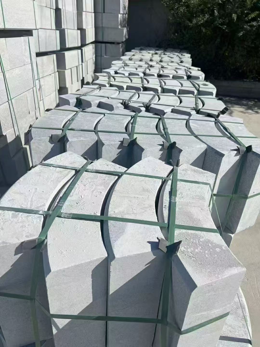 长春 芝麻灰弧形路沿石