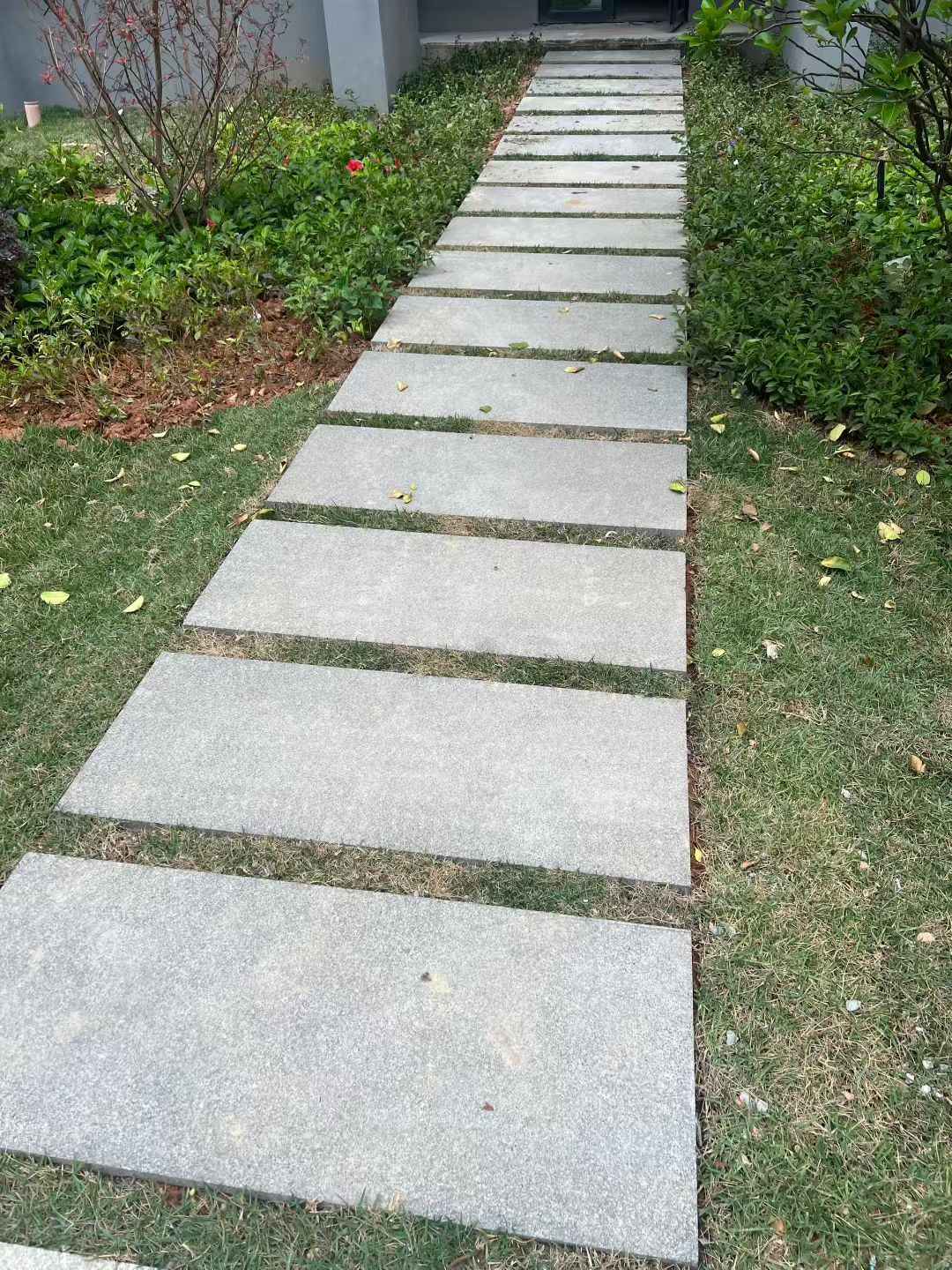 长春 芝麻黑小区踏步、汀步石铺装效果