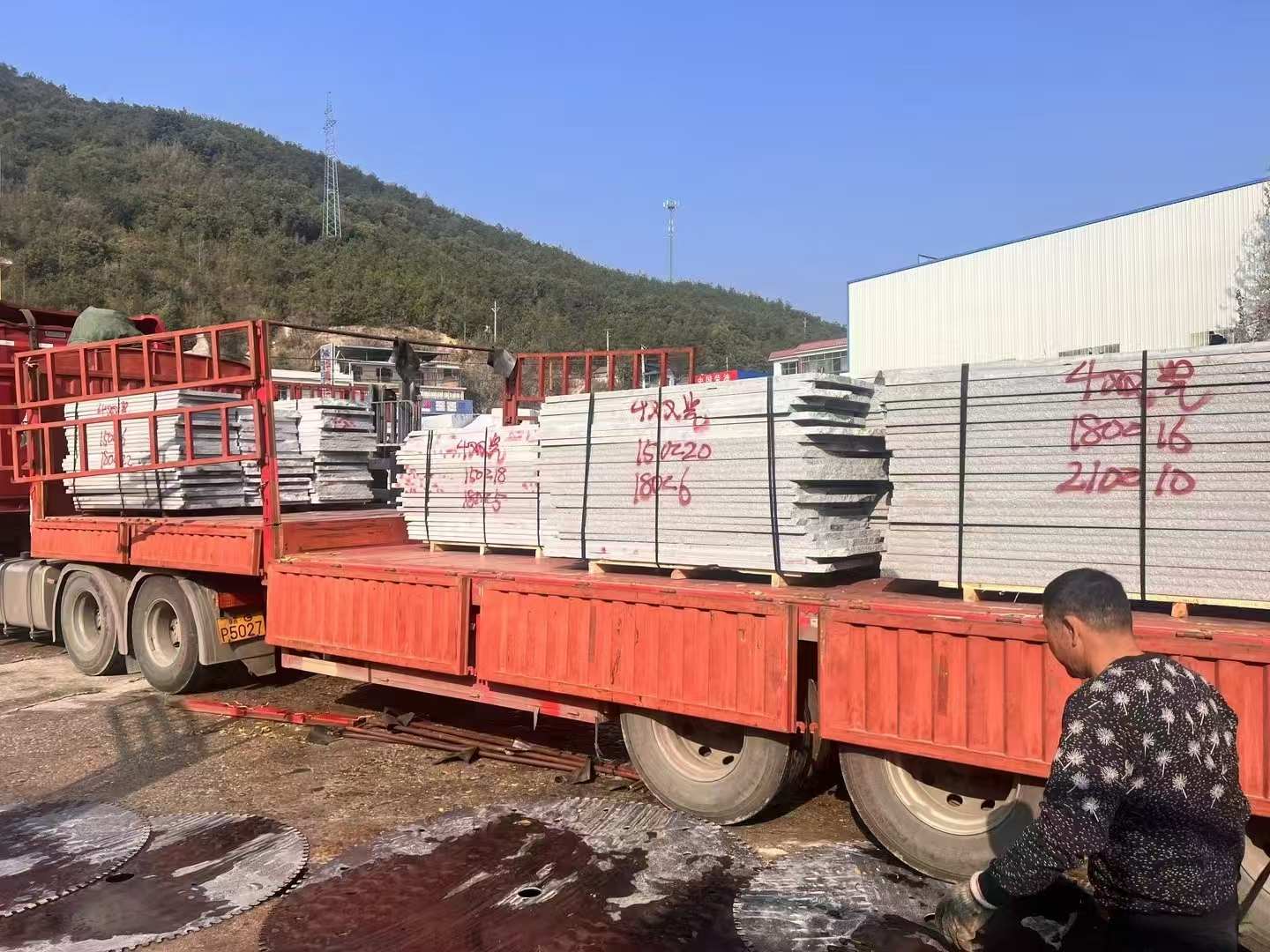 长春 芝麻灰花岗岩光面毛板出货日常